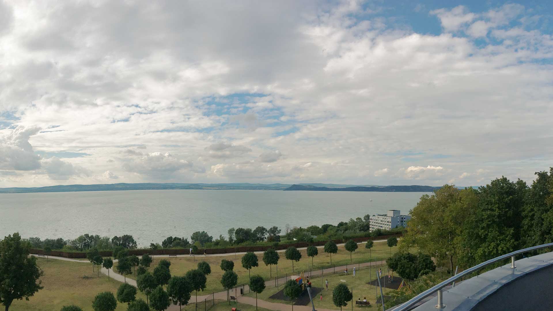 Blick von der Spitze des Besucherzentrums Balatonföldvár - Balaton, Südufer