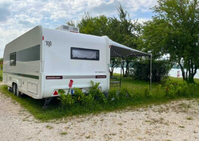 kempinghely Balaton Zamárdi lakókocsi parcella lakóautó parcella Mirabella Camping