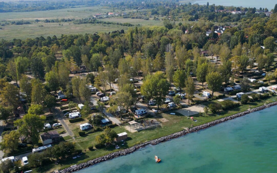 kempinghely Balaton Zamárdi lakókocsi parcella lakóautó parcella Mirabella Camping