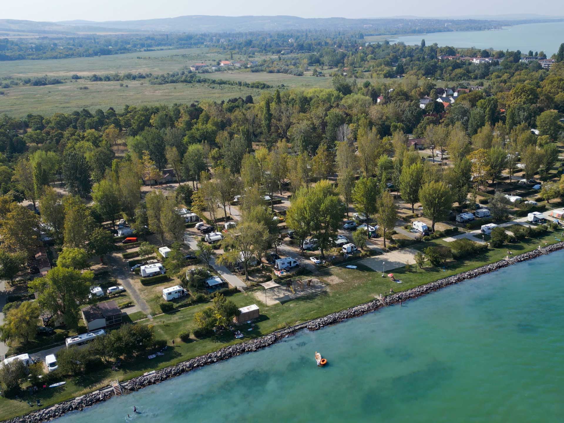 kempinghely Balaton Zamárdi lakókocsi parcella lakóautó parcella Mirabella Camping