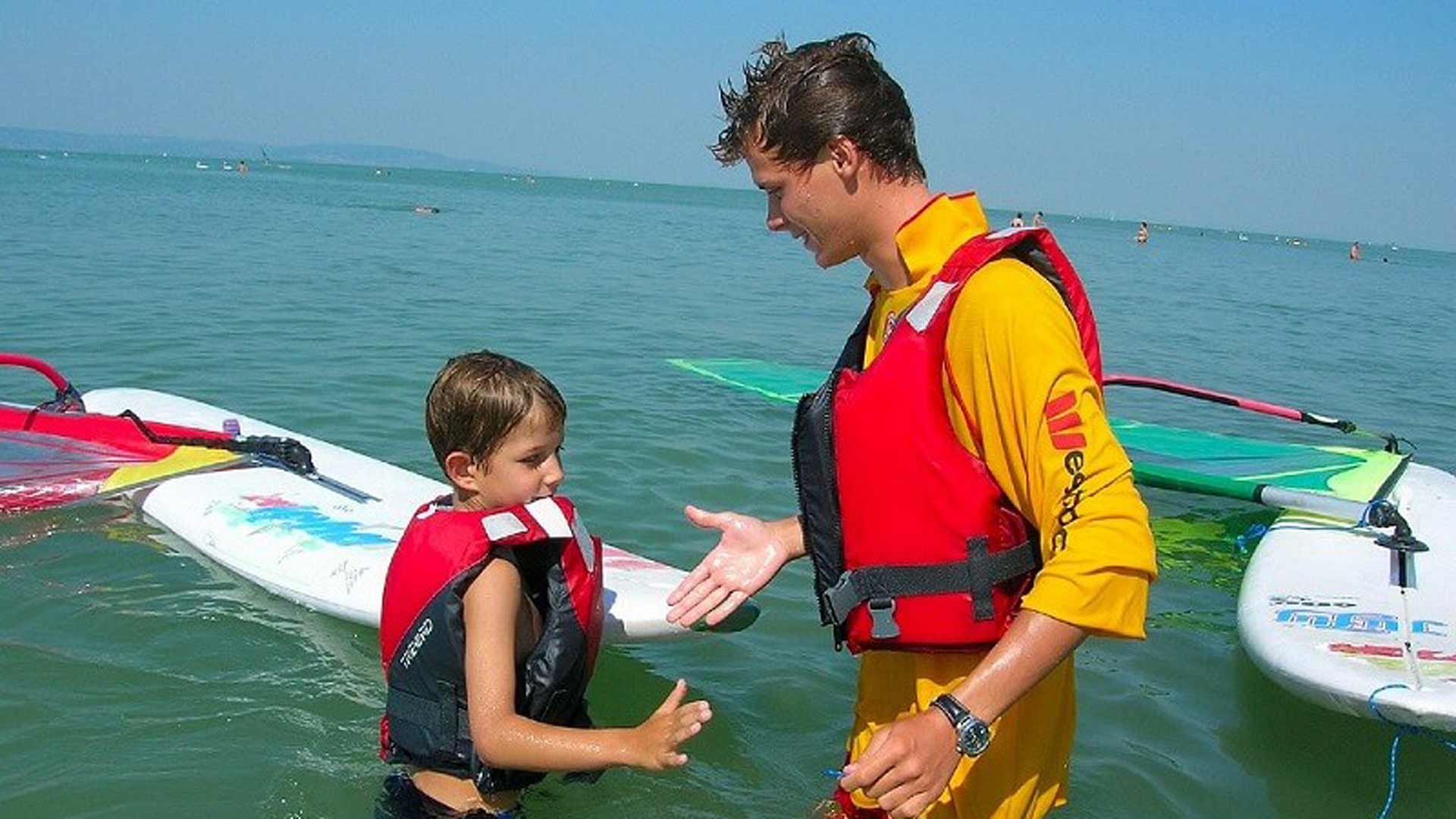 Surfen, SUP-Verleih und Kurse auf dem Mirabella Camping