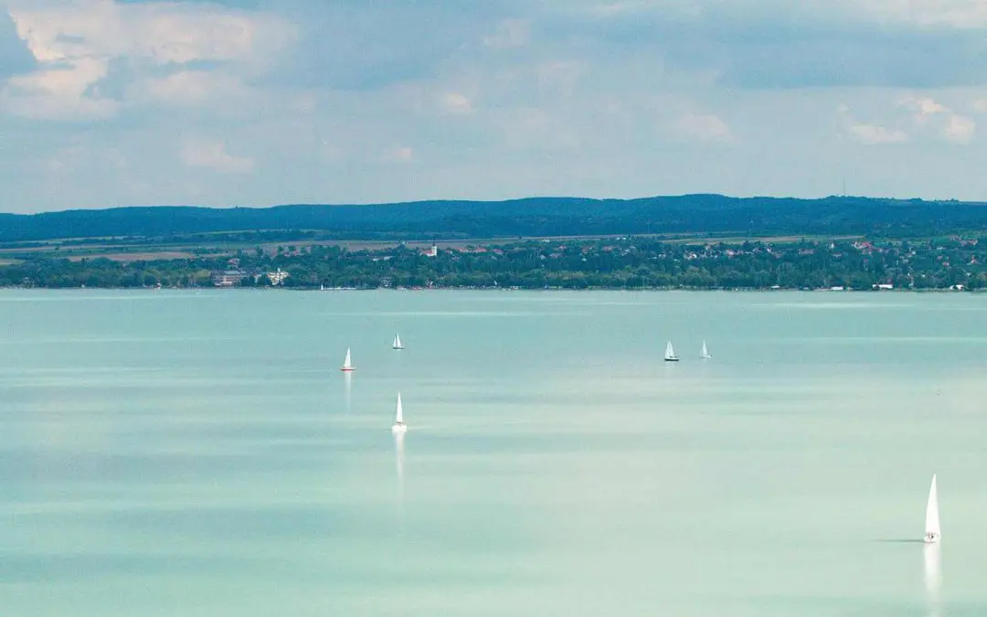 Segelboote auf dem Balaton – ein wunderschöner Anblick!